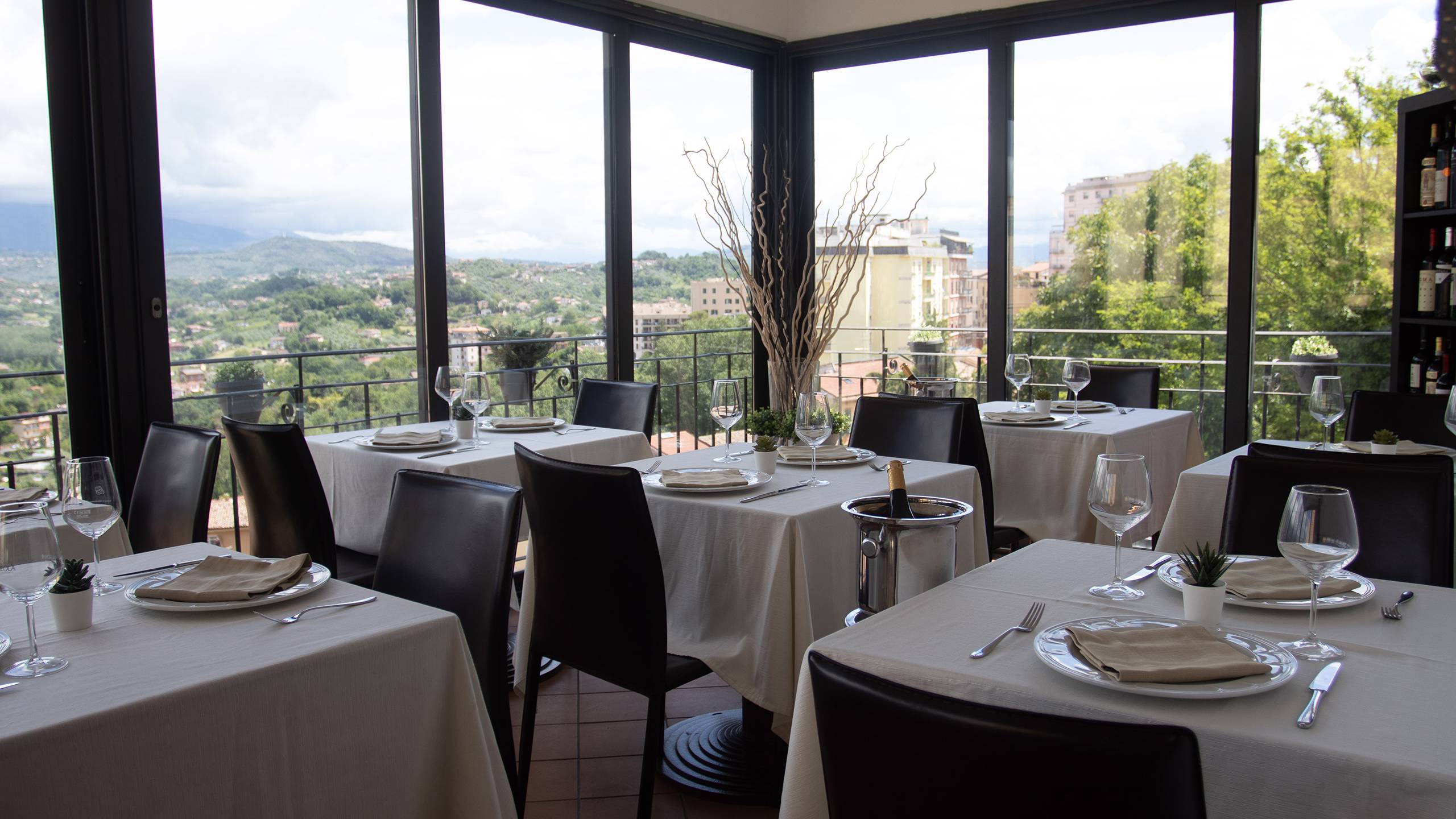 Hotel-Garibaldi-Frosinone-restaurant-bowwindow-1